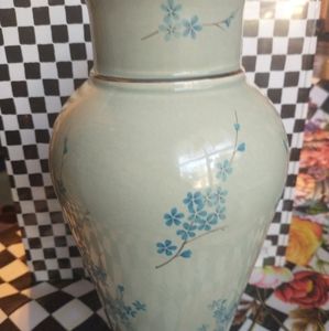STUNNING HYALYN ASIAN STYLE VASE